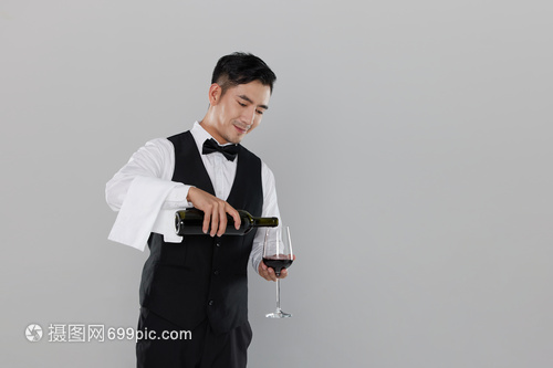 红酒服务生的艺术 如何用一杯酒打动客人